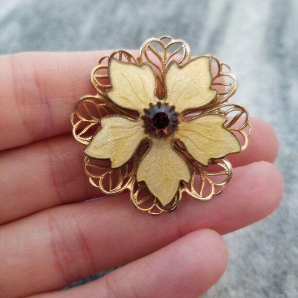 Vintage Gold Tone Filigree and Yellow Enamel Flower Shaped Brooch, Lapel Pin - Picture 3 of 5